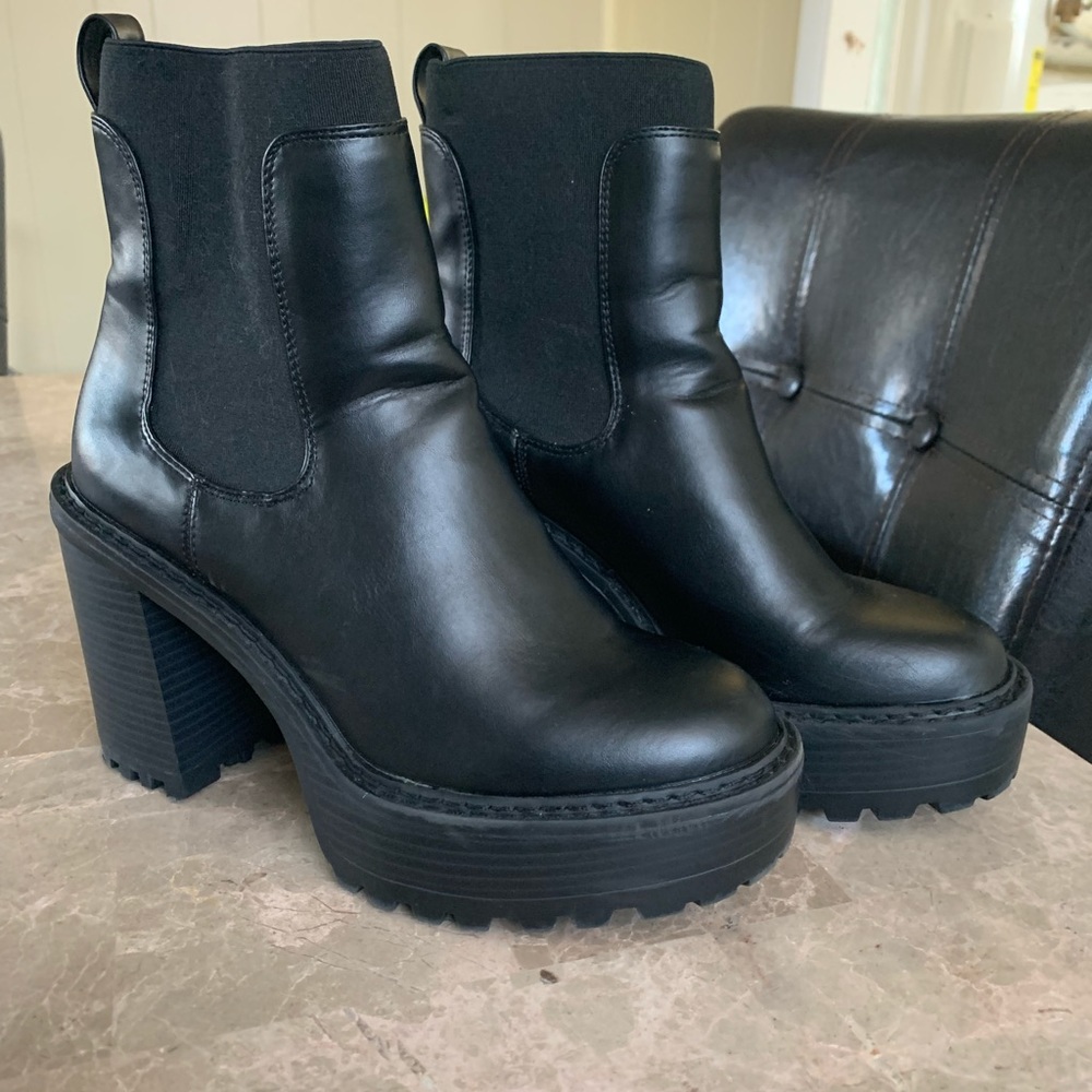 Gently Used, Woman’s Steve Madden girl boots size 6.5